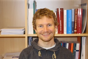 Sebastian Pittl, Organist in St. Nikolaus zu Emmersdorf an der Donau Abb. Sebastian Pittl in blauem Sweatshirt vor einer Bücherwand