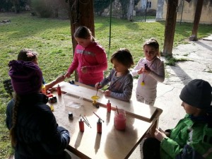 Kinder bemalen die Holzplanke