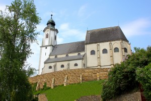 Abb. der Pfarrkirche St. Nikolaus zu Emmersdorf an der Donau. Blick vom Fuße der Anhöhe nach oben.