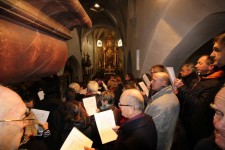 Blick auf die Orgeltastatur und den Chor