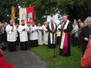 Bischof Zsifkovics(rechte Bildhälfte) vor einem Mikrofon stehend. Neben ihm der Altbischof Dr. Elmar Fischer (Feldkirch)