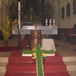 Das grün bewachsene Kreuz am Ostersonntag