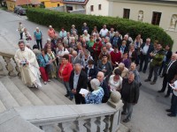 die Wallfahrer auf der Stiege zur Kirche in Dobra Voda, von oben fotographiert