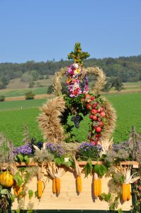 Erntekrone mit Früchten