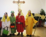4 Kinder, als Hl. Drei Könige verkleidet im Pfarrheim in Emmersdorf an der Donau