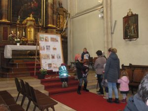 Die Kinder brachten Rosen zur Tafel mit Bildern der hl. Elisabeth