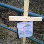Jugendkreuzweg 2015: Eine Kinderzeichung wurde an einem Holzkreuz befestigt