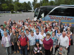 ca. 70 Mitglieder der Mesnergemeinschaft der Diözese St. Pölten auf einem Parkplatz vor einem Autobus stehend