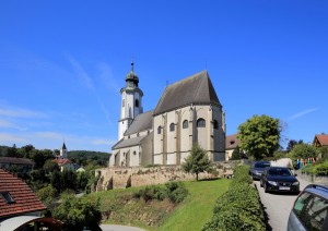 Abb. der Pfarrkirche St. Nikolaus von rechts, schräg unterhalb der Apsis nach oben.