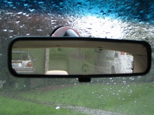 Rückblick durch den Rückspiegel eines Autos