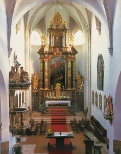 Abb. des Kirchenschiffes von St. Nikolaus zu Emmersdorf an der Donau. Blick von der Orgelempore zum Hochaltar.