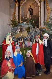 Abb. von fünf Kindern, verkleidet als die Heiligen Drei Könige.