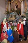 Abb. von fünf Kindern, verkleidet als die Heiligen Drei Könige.